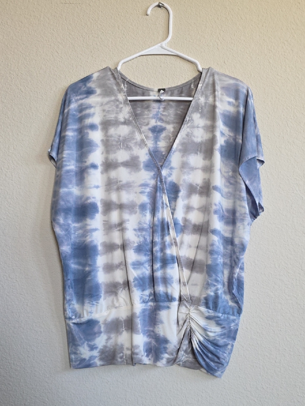 NEW YFB Young Fabulous Broke Tie-Dye V-Neck Short Sleeve Top White Blue Gray L